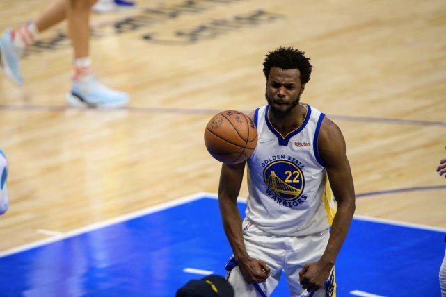 西班牙足协宣传反家暴：面对家庭暴力，直接出示红牌（西班牙足协发布反家暴倡议：对家庭暴力亮出红牌）