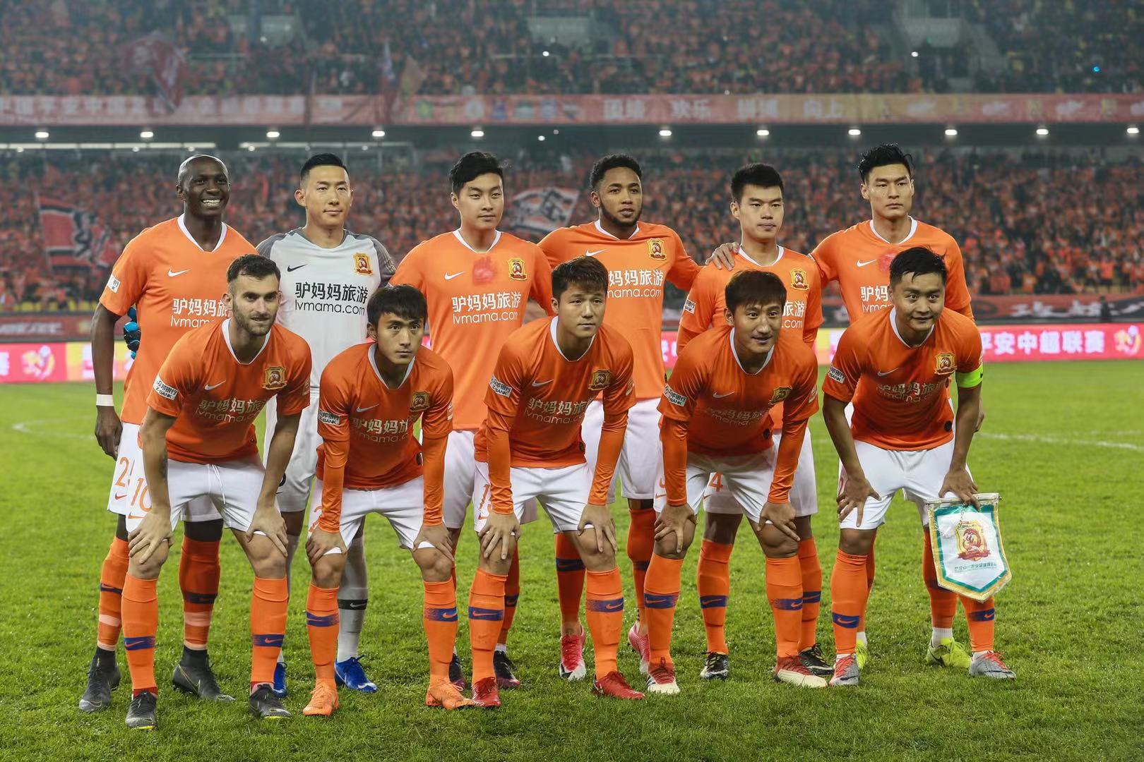 德容：不应该再和上赛季比较了，上赛季我们也没拿到欧冠冠军（德容：别再和上赛季相比了，那时我们同样无缘欧冠）