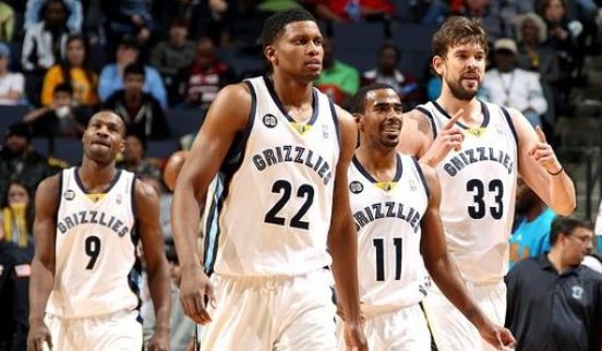 篮球篮网主力球员赛后受媒体采访（篮网队核心球员赛后接受媒体采访）