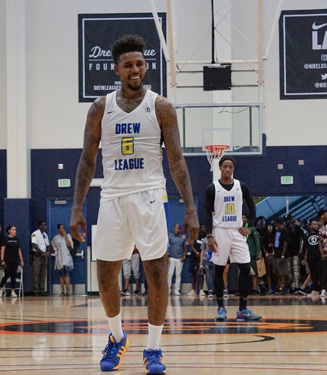 德尚在克莱枫丹问候球员：为卡马庆生、与坎特重逢（德尚抵达克莱枫丹慰问队员：为卡马庆生，重逢坎特）