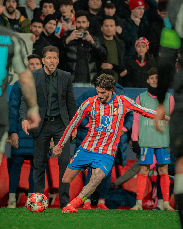 顶级！皇马主场伯纳乌变圣诞乐园！（震撼！皇马主场伯纳乌化身圣诞乐园！）