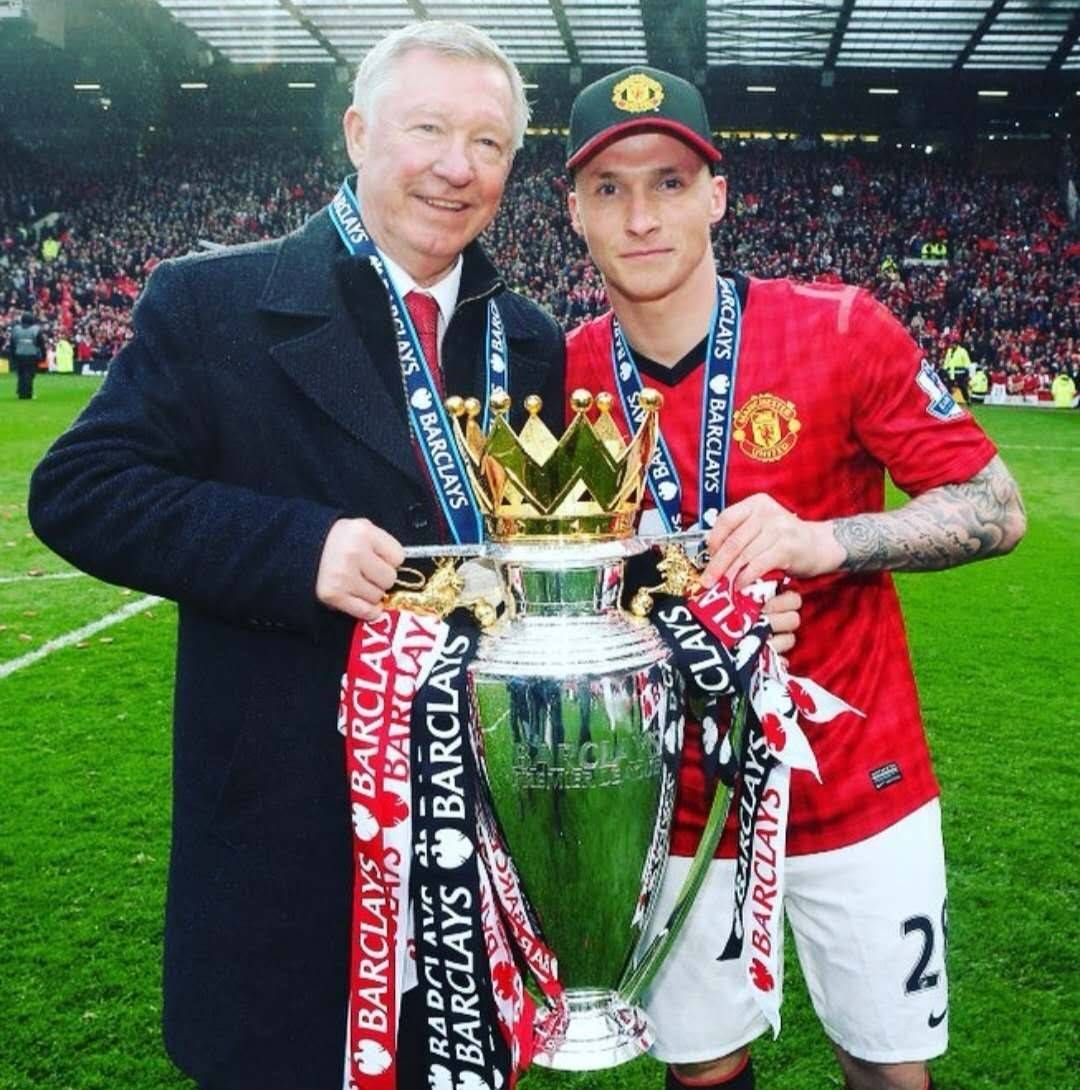 球队取胜后送亚泰降级，海牛球迷在退场时高喊“亚泰降级啦”（海牛取胜致亚泰降级，退场球迷齐声喊“亚泰降级啦”）