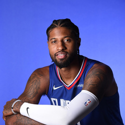 主持人爆料：麦金在圣米伦时，曾被队友扔出的训练杆刺伤大腿（主持人透露：麦金效力圣米伦期间曾被队友掷出的训练杆刺伤大腿）